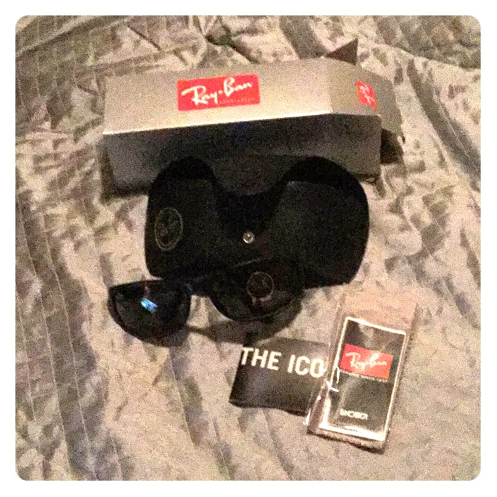 SOLD** Ray ban unisex glasses. Case. Cloth. Box